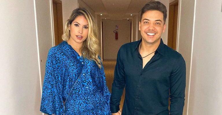 De maiô estiloso, Thyane Dantas posa deslumbrante no colo de Wesley Safadão e ganha declaração