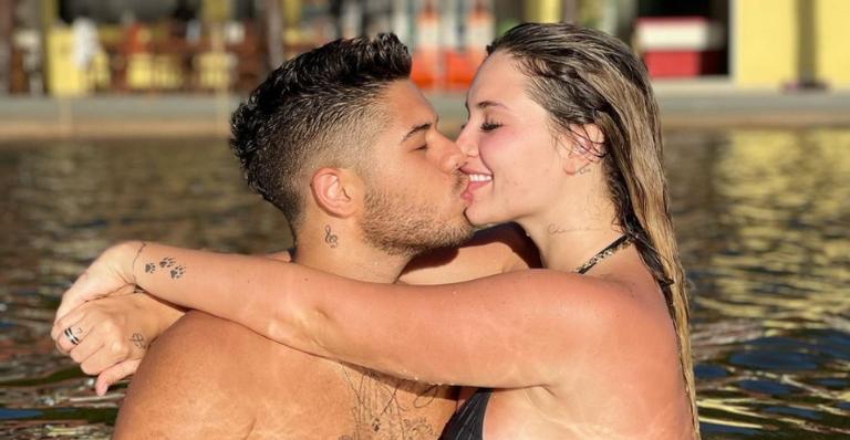 Zé Felipe dá beijão debaixo d’água em Virginia Fonseca e web se derrete: ”Lindos!”
