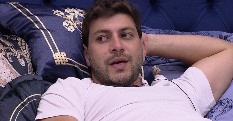 BBB21: Caio revela que fraturou o pé: ”Oito semanas com a tala”