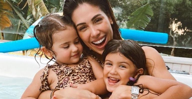 Bella Falconi mostra filhas com look combinando e encanta web: ”Princesas”