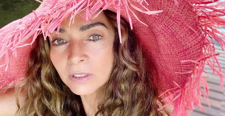 Claudia Ohana aproveita dia na praia de biquíni e recebe elogios: ”Mulher mais linda do universo”