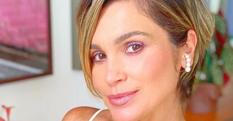 Flávia Alessandra posa com biquíni fio dental em barco de luxo e rouba a cena: ”Que corpo é esse?”