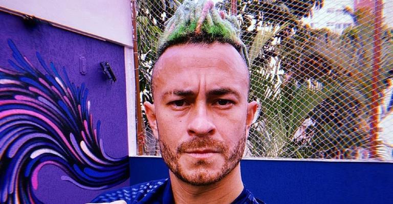 Fred surge com o cabelo diferente para o chá-revelação de seu filho: ”Papai mudou o visual”