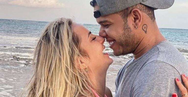Com carro de som, Gabi Martins celebra um mês de namoro com Tierry