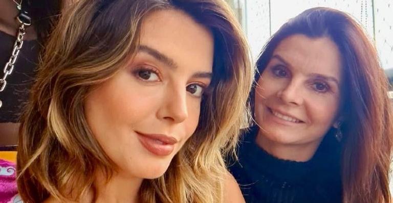 Giovanna Lancellotti publica vídeo hilário dublando os áudios que recebe de sua mãe
