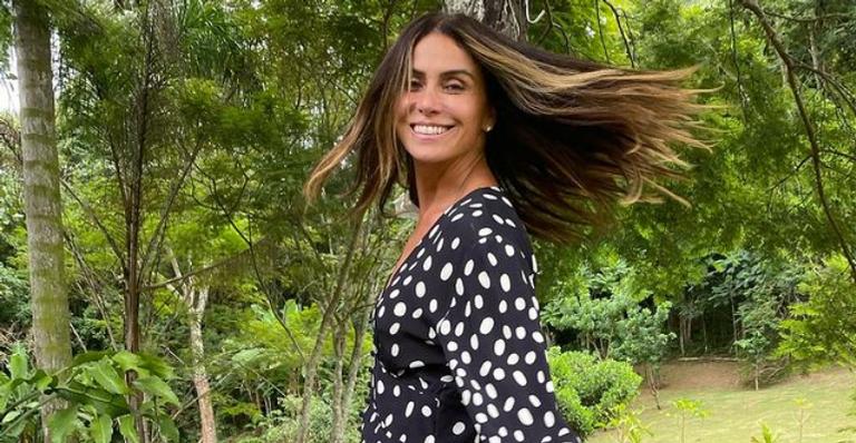 Giovanna Antonelli posa diante do espelho ao se preparar para dia cheio