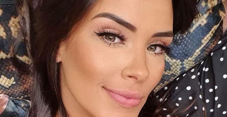Ivy Moraes abusa do fio dental e ostenta bumbum perfeito na praia
