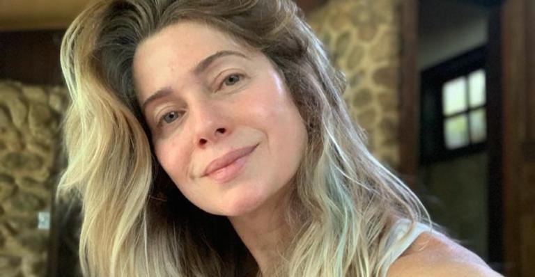 Leticia Spiller chama atenção da web ao posar de maiô tomando Sol: ”Mulher mais linda do mundo”