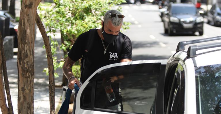 Ex-Fazenda Lipe Ribeiro, affair de Anitta, é flagrado deixando flat em São Paulo