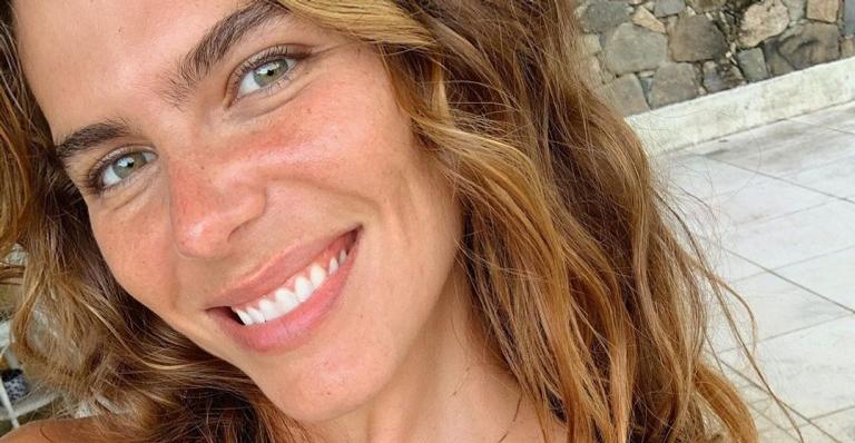 Mariana Goldfarb posa para clique radiante e arranca elogios da web: ”Meu jeitinho”