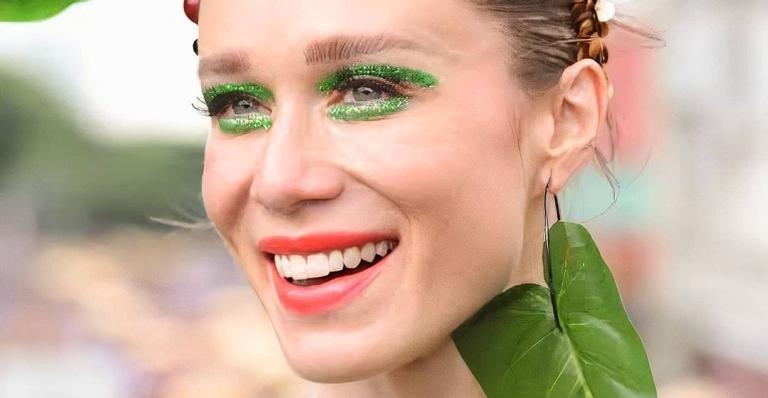 Mariana Ximenes posa de maiô verde em meio à natureza e se declara: ”Recarregar as energias”