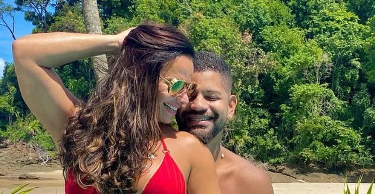 Na Bahia, Viviane Araujo surge em clima de romance com o noivo e declara: ”Onde há amor, há paz”
