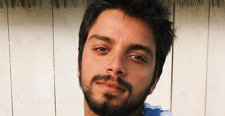 Rodrigo Simas encanta ao publicar cliques com cachorrinhos e brinca: ”Tio canino”
