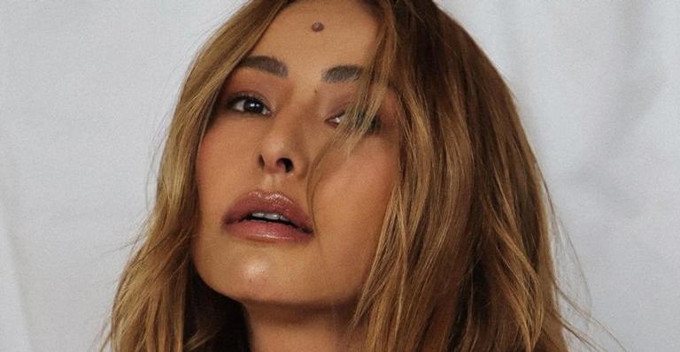 De chapéu, Sabrina Sato posa deslumbrante em ensaio no Anhembi: ”Vem com tudo, Carnaval 2022”
