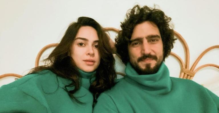 Thaila Ayala posa agarradinha com o marido, Renato Góes: ”Agarro mesmo o que é meu”