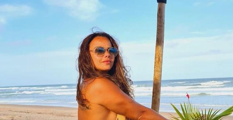 Viviane Araújo exibe corpaço sarado em cliques de biquíni na praia e web baba: ”A melhor!”