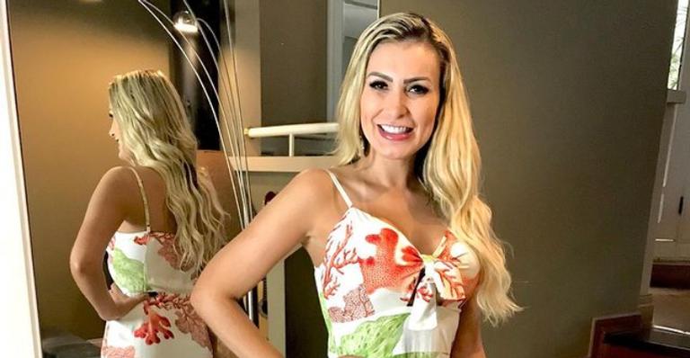 Andressa Urach retoca tatuagem e manda indireta: ”Pecado é julgar e machucar as pessoas”