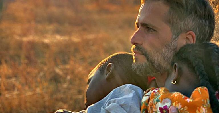 Bruno Gagliasso leva Titi e Bless para passeio inusitado e surpreende fãs