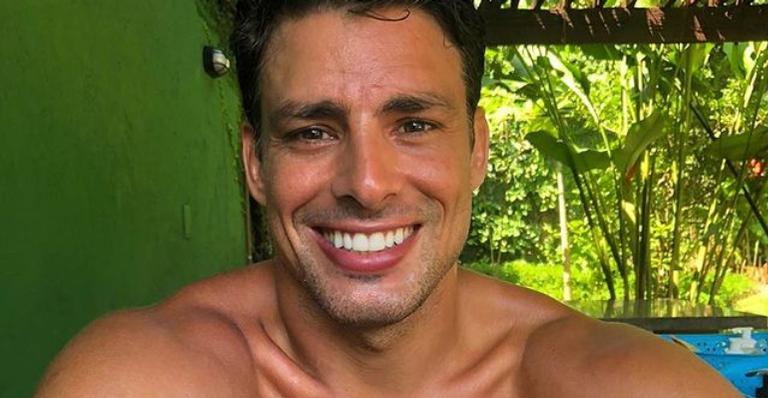 Cauã Reymond esbanja boa forma em clique sem camisa e fãs elogiam: ”Gatão”