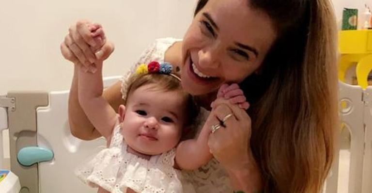 Dany Bananinha corta franjinha da filha em casa e fãs se derretem: ”Fofa demais”