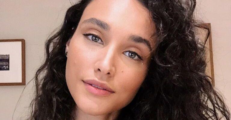 Completamente nua, Débora Nascimento esbanja beleza deslumbrante na praia: ”Perfeita”