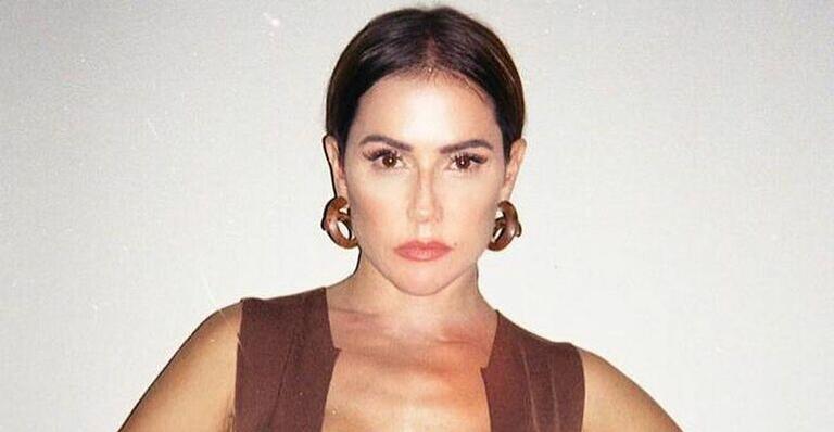 Com maiô de mais de R$ 2 mil, Deborah Secco sensualiza em vídeo e para tudo