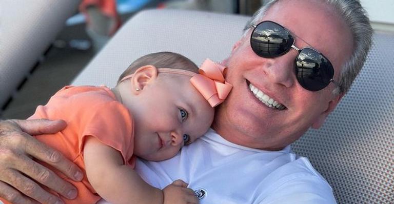Roberto Justus aproveita passeio de barco com a filha caçula e encanta web
