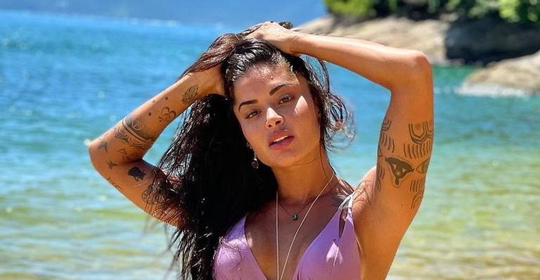 Em alto mar, Aline Riscado empina o bumbum com biquíni fio dental e para tudo: ”Espetáculo!”