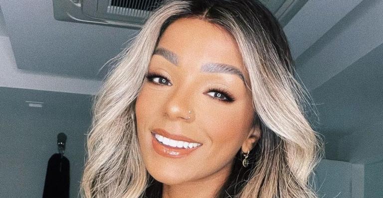 Sem calcinha? Brunna Gonçalves aposta em vestido com fenda até a cintura e quase mostra demais