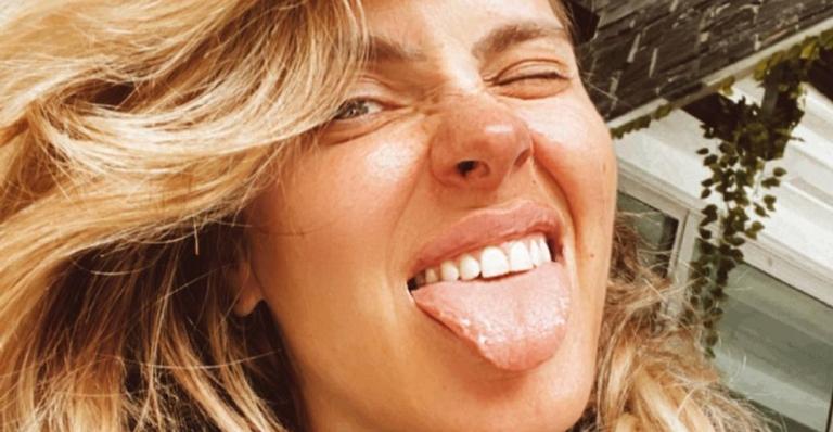 Carolina Dieckmann posa pensativa em clique e web reage: ”Você é essas versões”