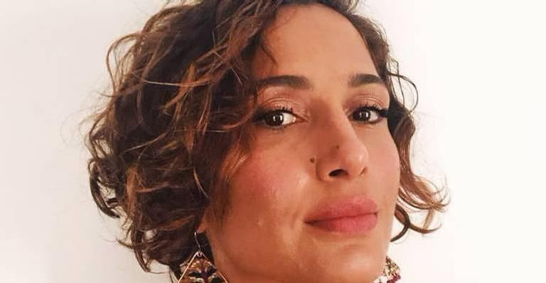 De biquíni, Camila Pitanga mostra pão feito em casa: ”Tá quentinho”