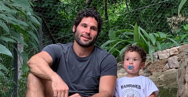 Dudu Azevedo coloca filho para dormir em seu colo e emociona web: ”Que lindeza”