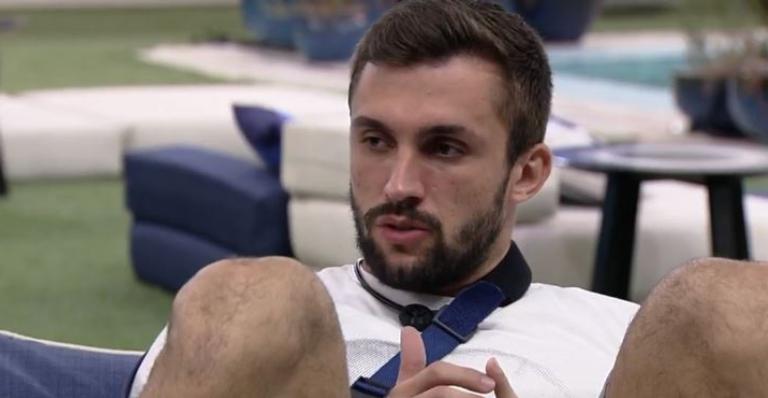 BBB21: Arthur reclama das atitudes de Carla Diaz: ”Tô de saco cheio”