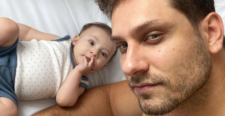 Ex-BBB Eliéser Ambrósio posa na piscina com o filho e se declara: ”Muito amor”