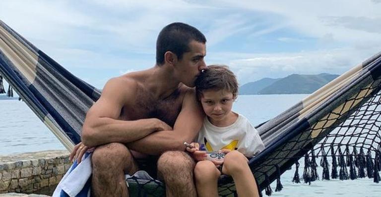 Pai de 3, Felipe Simas fala sobre o primogênito, Joaquim: ”Uma criança extremamente sensível”