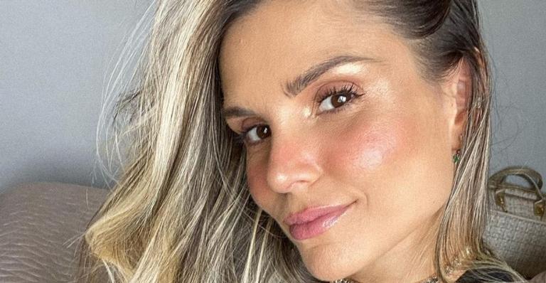 Flávia Viana posa de biquíni em frente ao espelho e exibe abdômen definido: ”Que corpo é esse?”