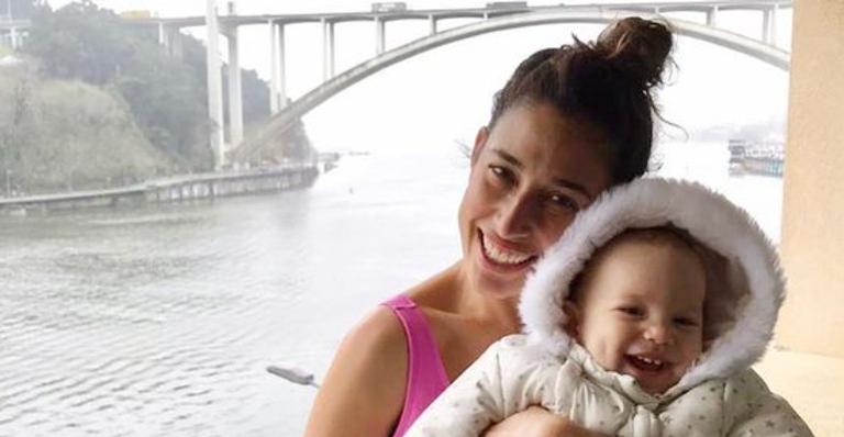 Sorridentes, Giselle Itié compartilha foto fofa com Pedro Luna na piscina: ”Delícia da mamãe”