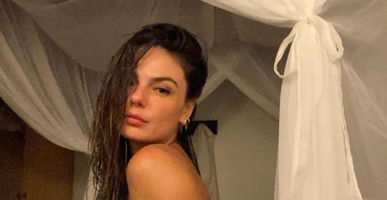 Com amigas, Isis Valverde surge curtindo dia de praia em Noronha: ”Mar pra tudo que é lado”