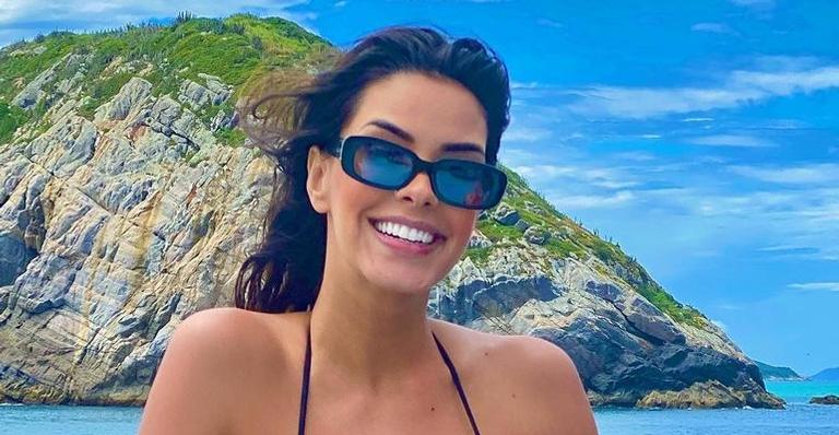 Ivy Moraes empina o bumbum com biquíni fio dental e supera paisagem paradisíaca: ”Um corpo desse”