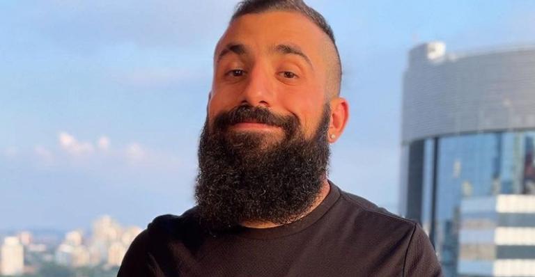 Kaysar Dadour posa com sua gatinha e faz declaração de amor: ”Toda encantadora e charmosa”