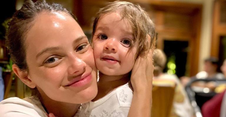 Laura Neiva surge coladinha com a filha, Maria em cliques deslumbrantes na web