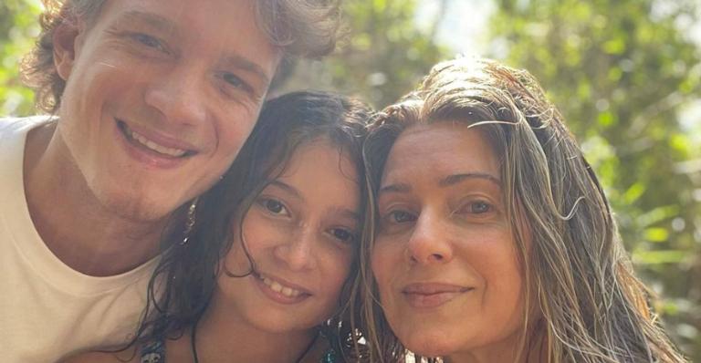 Leticia Spiller aproveita dia na praia acompanhada dos filhos: ”Estou nos braços da paz”