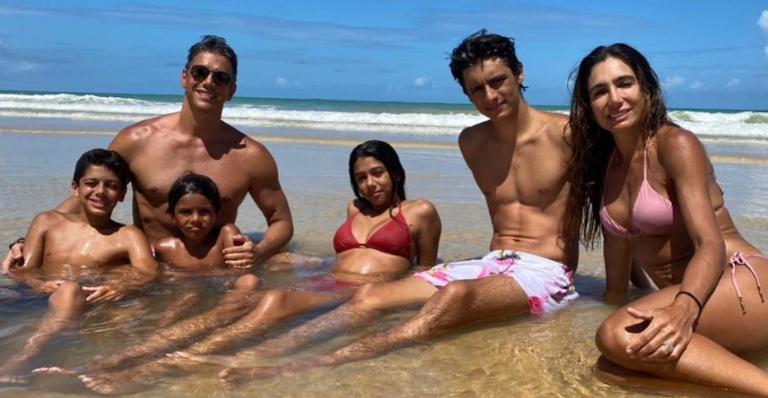 Marcio Garcia curte dia ensolarado na piscina ao lado da família