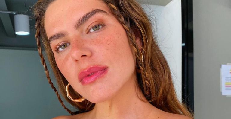 Mariana Goldfarb posa de cara lavada na praia e fãs elogiam: ”Linda e fabulosa de natureza”