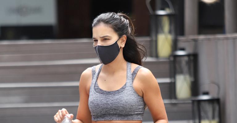 Mariana Rios é flagrada deixando academia e barriga trincada rouba a cena