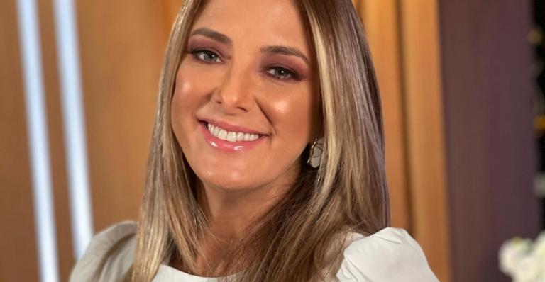Ticiane Pinheiro exibe detalhes do look para o Hoje em Dia e recebe elogios: ”Barbie Girl”