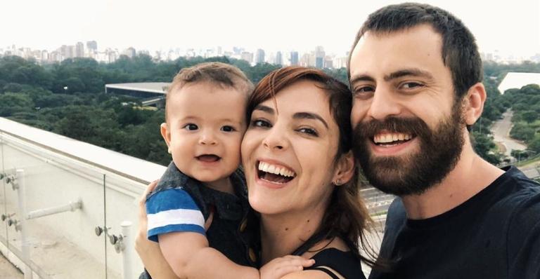 Titi Müller posa ao lado da família em momento de diversão na praia