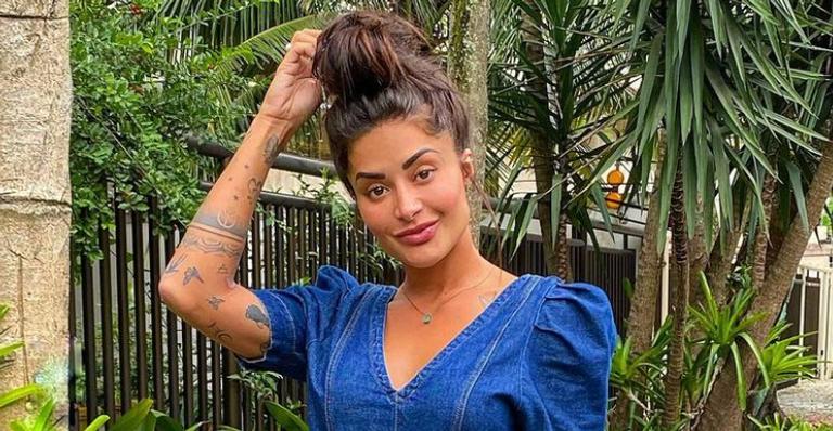 Aline Riscado surge praticando yoga em meio a natureza e fãs elogiam: ”Que delícia de manhã!”