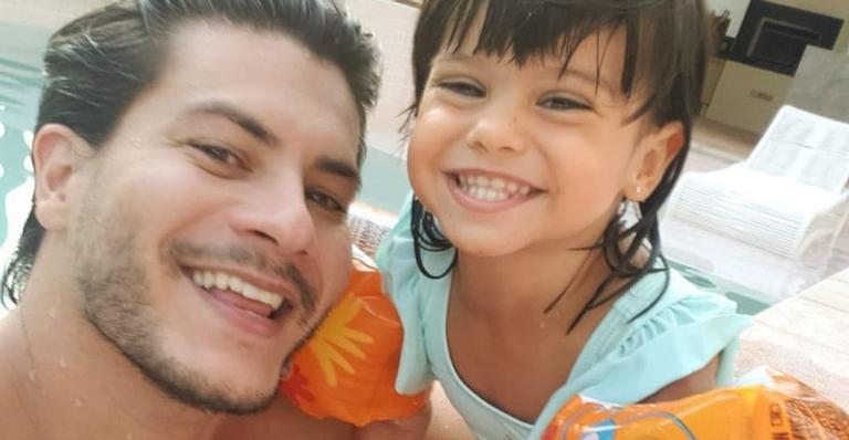 Arthur Aguiar emociona web ao posar tocando violão para filha: ”Perfeitos”