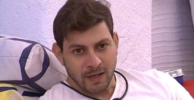 BBB21: Caio conversa com Gilberto sobre Projota: ”Se o Nego Di saiu, será que ele sai também?”